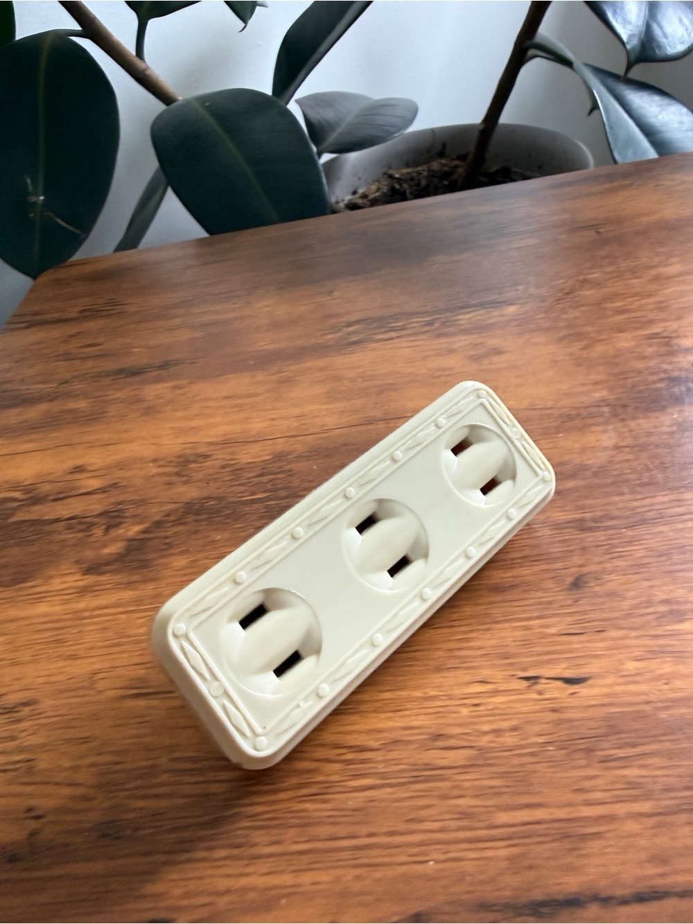 Vintage Cream Triple Outlet Extender